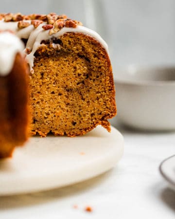 Slice Bundt Cake