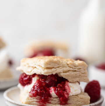 Shortcake biscuits with raspberries